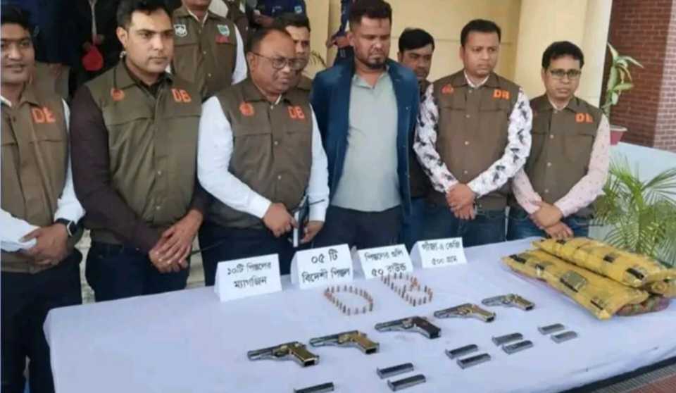 যশোরে পাঁচটি অস্ত্র-গাঁজাসহ যুবক আটক