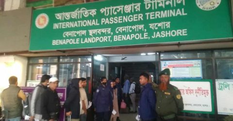 বেনাপোল বন্দর থেকে তুলে নেওয়া হলো এপিবিএন পুলিশ