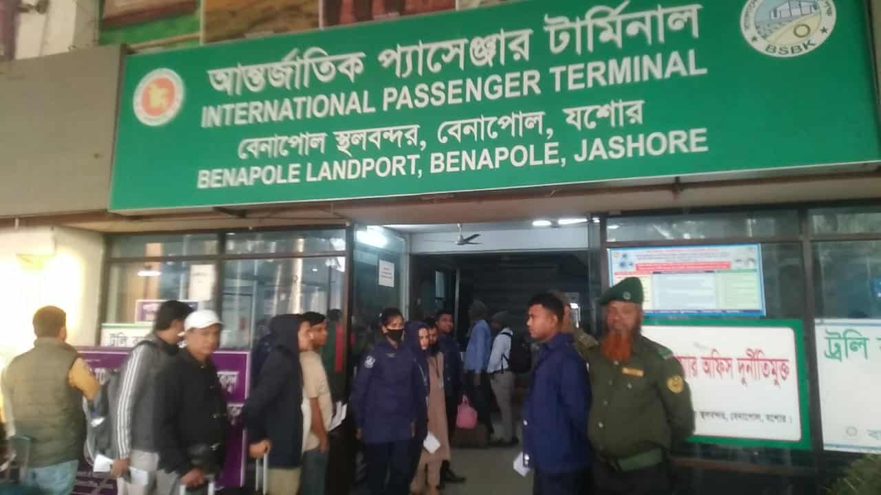 বেনাপোল বন্দর থেকে তুলে নেওয়া হলো এপিবিএন পুলিশ