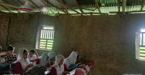 কালাইয়ে ঝুঁকিপূর্ণ মাটির ঘরেই চলছে পাঠদানঃ  আতঙ্কে শিক্ষক, অভিভাবক ও শিক্ষার্থীরা