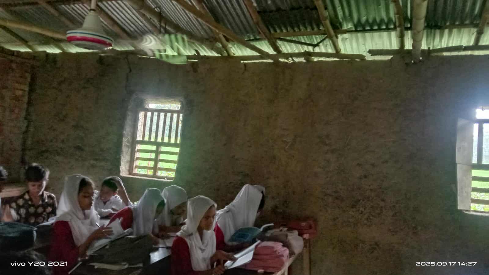 কালাইয়ে ঝুঁকিপূর্ণ মাটির ঘরেই চলছে পাঠদানঃ  আতঙ্কে শিক্ষক, অভিভাবক ও শিক্ষার্থীরা