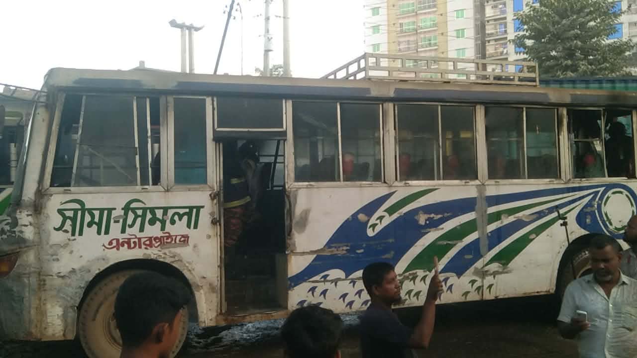 নবীনগর-চন্দ্রা মহাসড়কে চলন্ত বাসে আগুন!