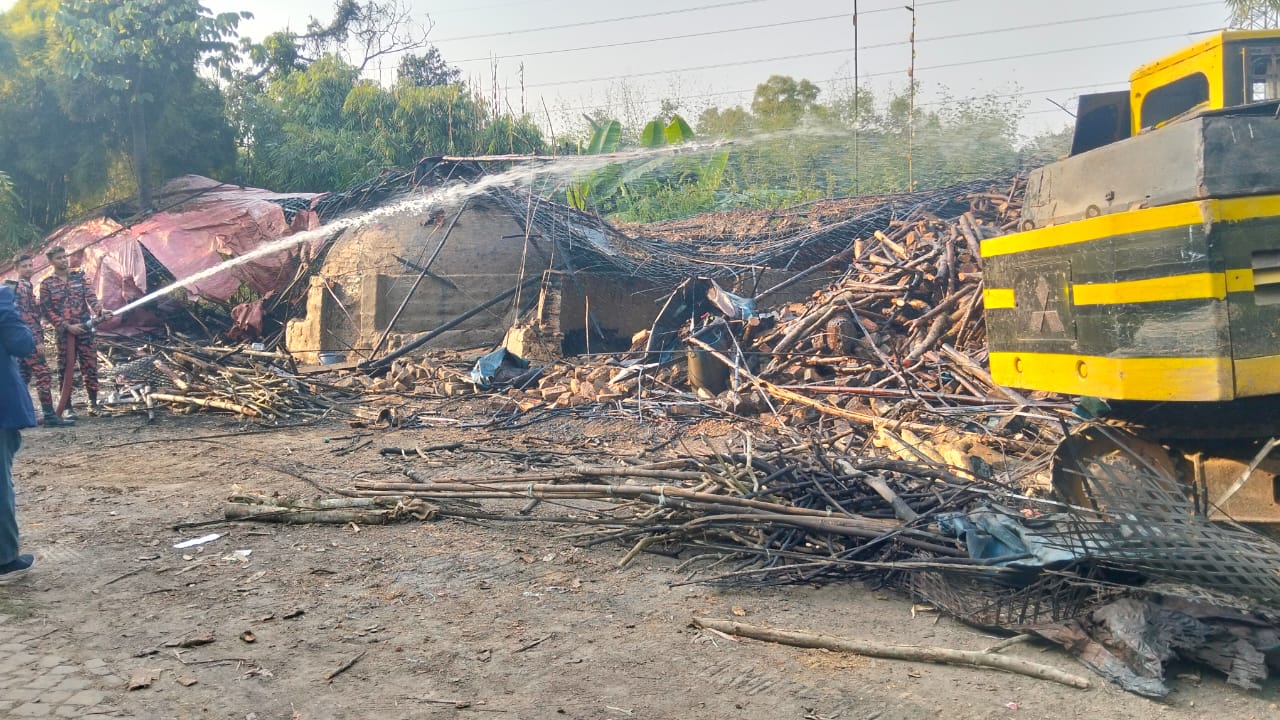 কাপাসিয়ায় ভ্রাম্যমাণ আদালতের অভিযানে অবৈধ কয়লা চুল্লি উচ্ছেদ