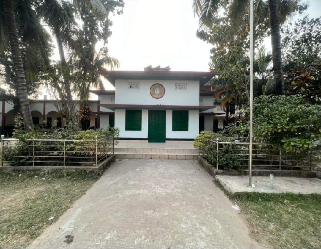 সরকারি উচ্চ বিদ্যালয়ে কর্মবিরতি “সরাইলে অভিভাবকরা দুশ্চিন্তায়”